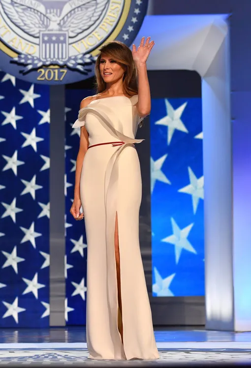 Мелания Трамп в белом платье на балу в честь инаугурации