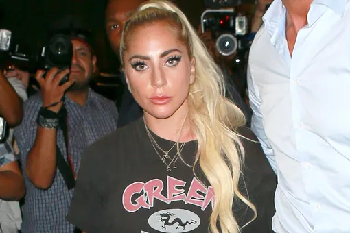 Леди Гага поцеловала фаната после своего выступления в Нью-Йорке Леди Гага поцеловала фаната после своего выступления в Нью-Йорке