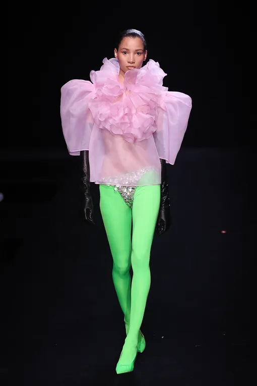 Показ Valentino весна-лето 2023 Показ Valentino весна-лето 2023