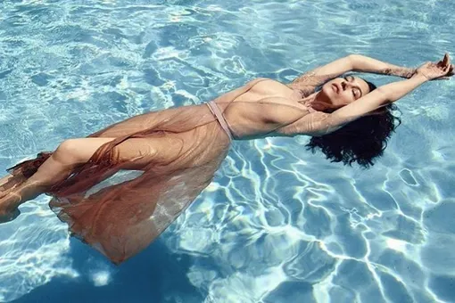 Моника Беллуччи в прозрачном платье позировала в воде