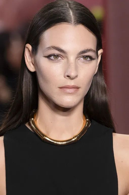 Gucci, весна-лето 2025 короткие стрелки макияж