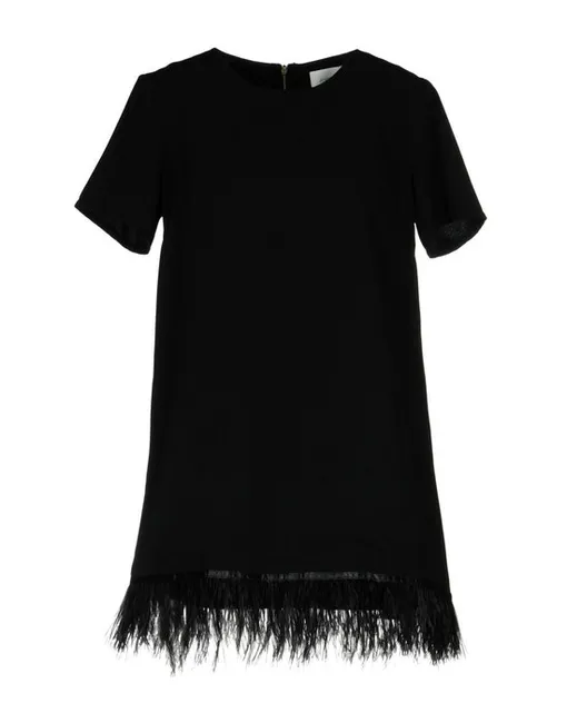 Лаконичное черное платье с перьями на подоле, Jovonna, 6750 руб. (на сайте Yoox)
