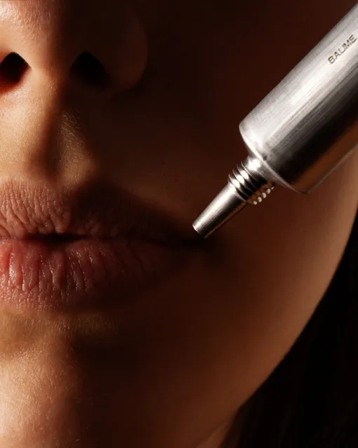 бальзамы для губ, которые справляются с сухостью и шелушением
