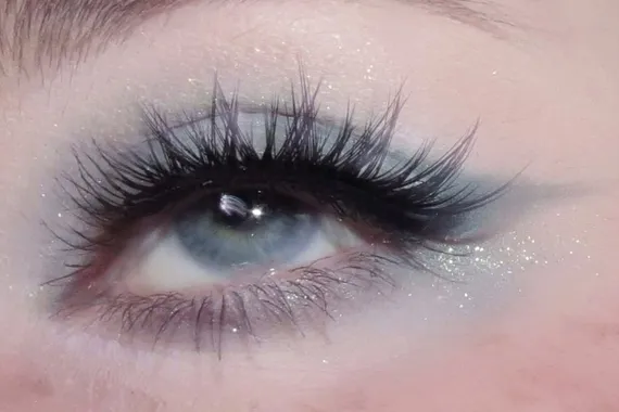 Морозный румянец и ледяной блеск: как повторить образ в духе cold girl