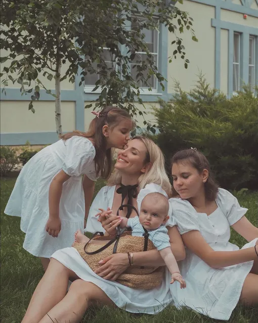 Наталья Карпова с детьми