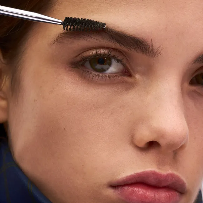 10 сывороток для роста бровей, которые действительно работают