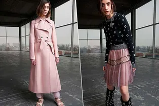 Шифоновые платья и спортивные костюмы с бахромой: 30 луков Giambattista Valli