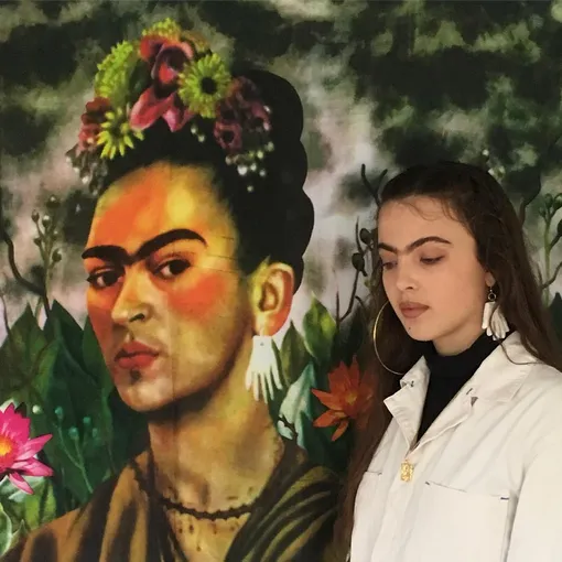 Скарлетт Костелло на фоне картины Фриды Кало