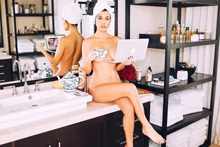 Полностью обнаженная Кортни Кардашьян прикрыла грудь чашкой и макбуком