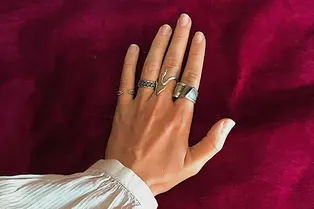 Убираете валики, срезаете кутикулу и еще 10 ошибок, из-за которых домашний маникюр выглядит хуже салонного