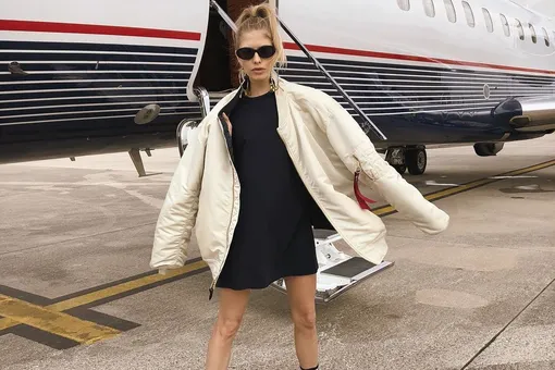 Идеальный casual: Лена Перминова в бомбере и черном платье-мини