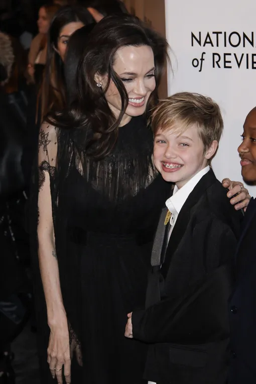 Анджелина Джоли и Шайло Джоли-Питт на Review Annual Awards Gala в 2018 году