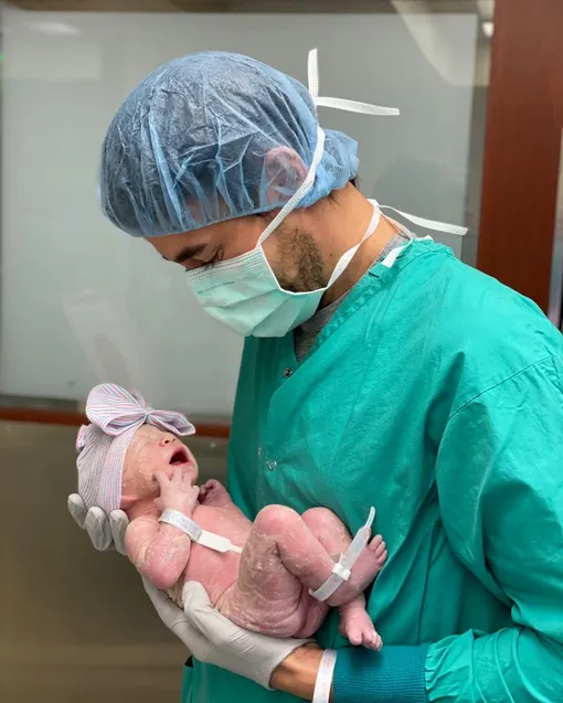 Энрике впервые показал новорожденного малыша