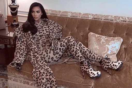 «Это Alaïa»: Ким Кардашьян в леопардовом наряде прилетела в Париж