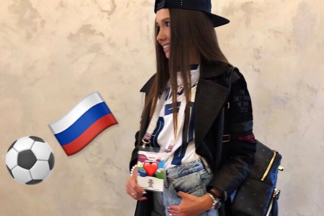 Жены футболистов и звезды устроили флешмоб в поддержку российской сборной