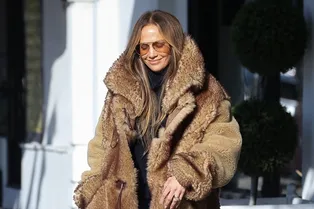 Дженнифер Лопес показывает, как носить шубу с джинсами