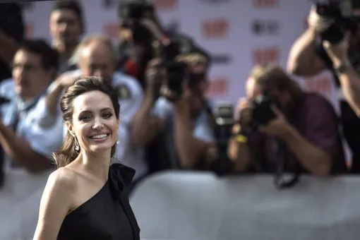 «Мама сводила концы с концами»: Анджелина Джоли о том, почему стала актрисой