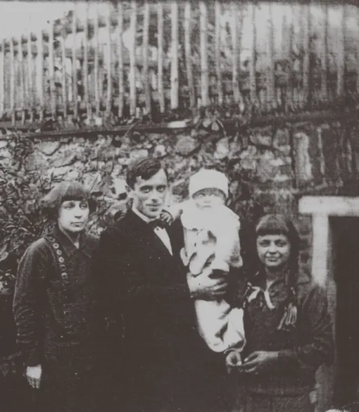 Марина Цветаева и Сергей Эфрон с дочерью Ариадной и сыном Георгием