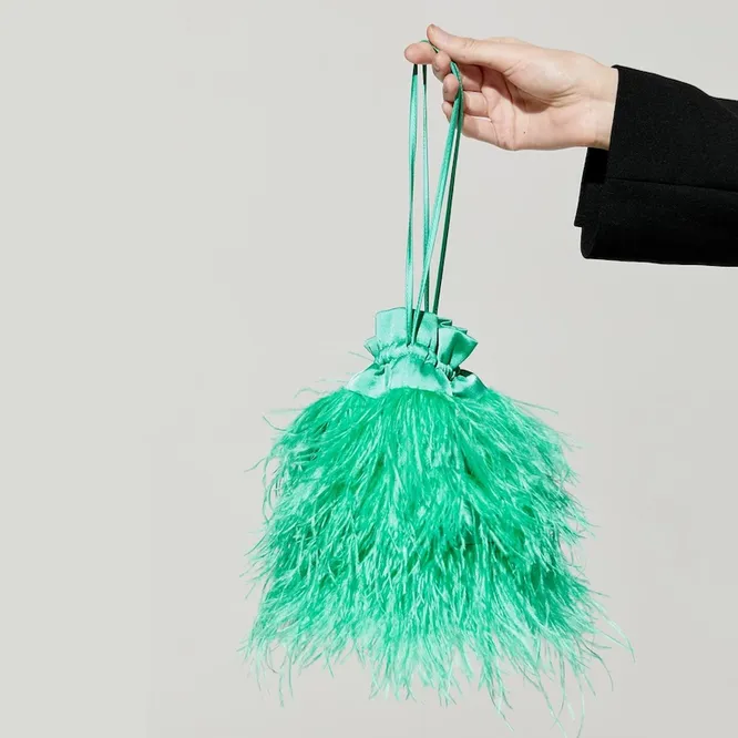 Мини-сумка с перьями зелёного цвета 2MOOD, 4980 руб.