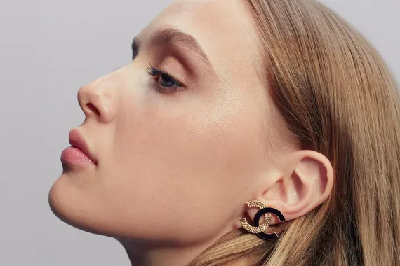 10 лучших плотных консилеров, которые легко скроют постакне и темные круги под глазами