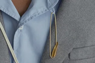 Броши — главный тренд 2026-го, и вот 9 необычных способов их носить