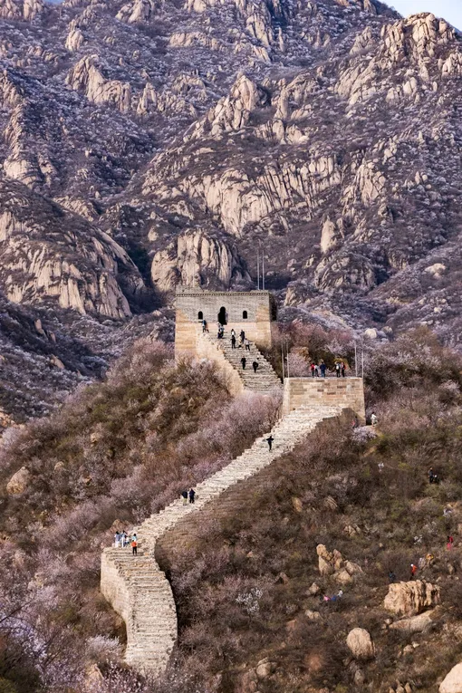 Говорят, что в ходе строительства Великой Китайской стены погибло больше миллиона человек