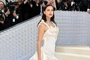 Еще одна невеста: Ирина Шейк в белом макси на дорожке Met Gala-2023