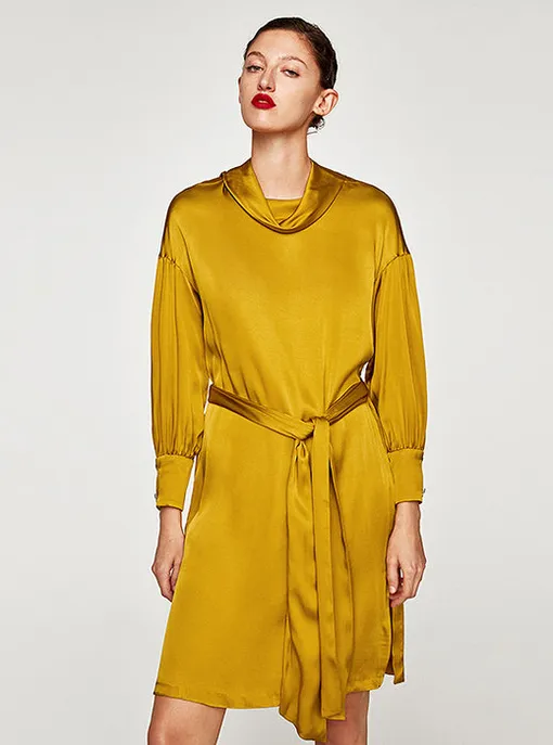 Атласное платье с поясом и крупными пуговицами на рукавах, Zara, 3599 руб.