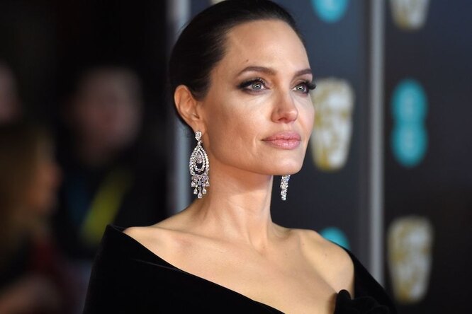 Анджелина Джоли все ещё верит, что сможет рассорить детей с отцом