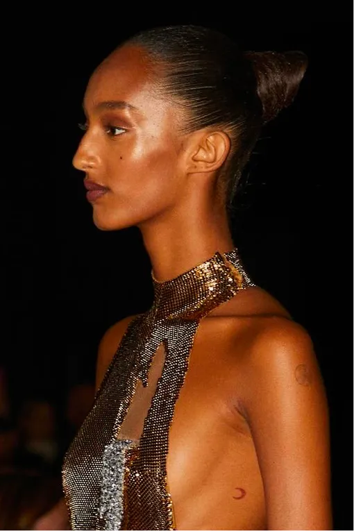 Schiaparelli, весна-лето 2026 Трендовые прически на новый год с подиумов