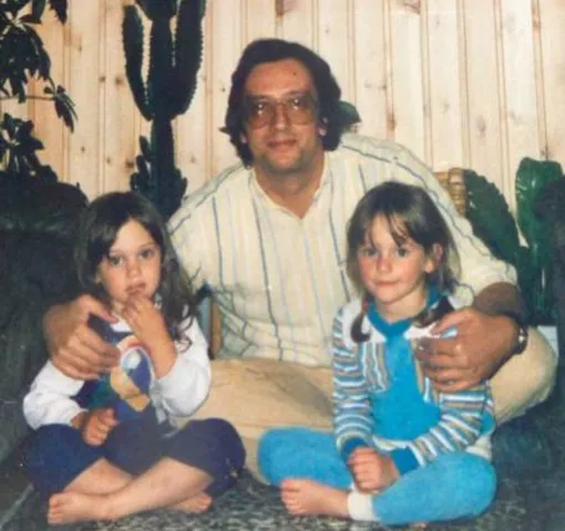 Мерьем Узерли в детстве с отцом и сестрой