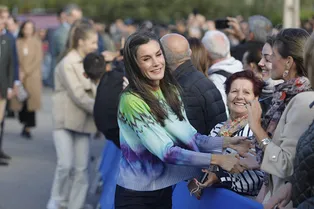 Как нельзя носить яркий свитшот — модную ошибку допустила королева Летиция