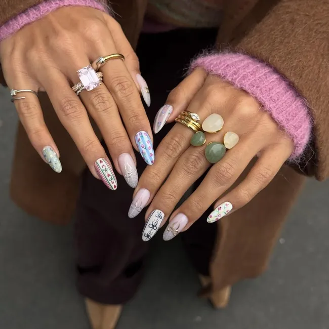 27 идей нежного новогоднего маникюра, которые будут в тренде в конце декабря-2025