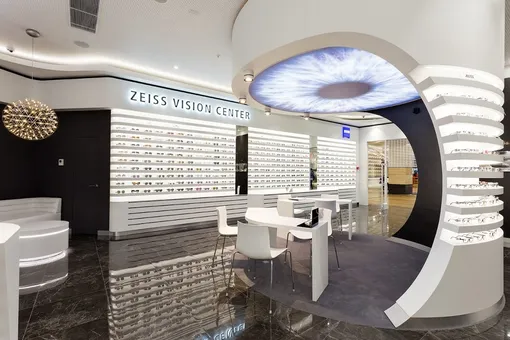 В «Москва-Сити» открылся первый в России оптический̆ салон Zeiss Vision Center