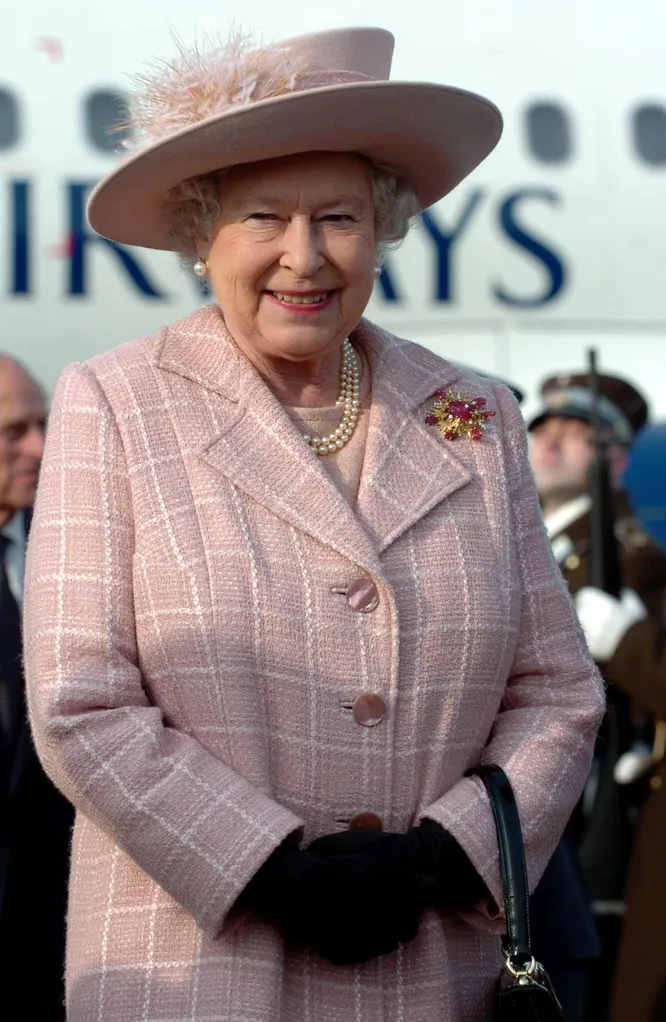 Елизавета II в розовом костюме