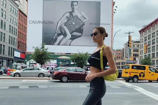 Ирина Шейк в кроп-топе и велосипедках позировала на фоне билборда со своим фото