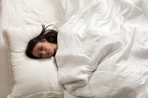 Полезно ли спать без подушки