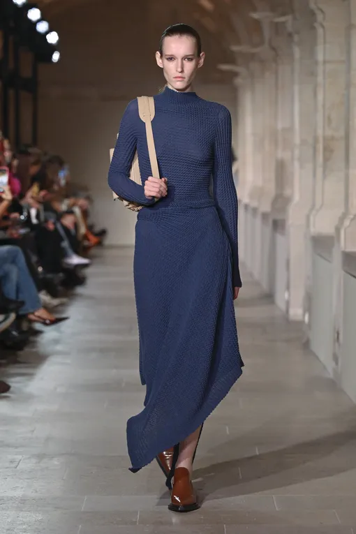 Облегающее платье на весну 2026