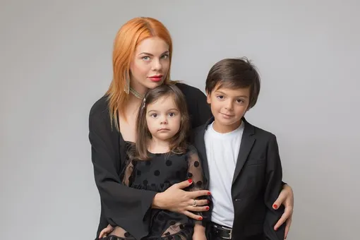 Анастасия Стоцкая с дочерью и сыном