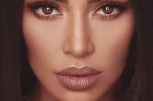 Сопротивление бесполезно: псориаз Ким Кардашьян распространяется на ее лицо