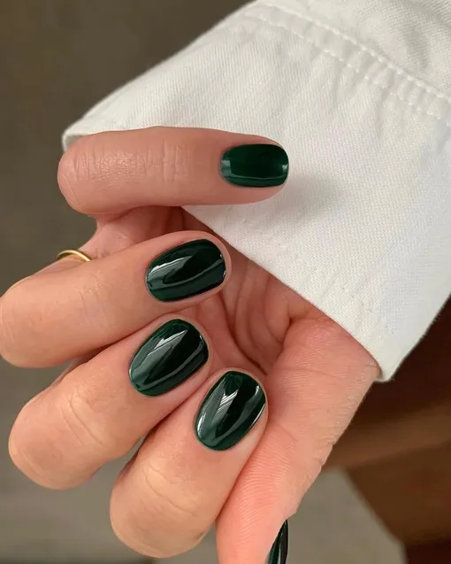 Темно-зеленые ногти на Новый год 2024