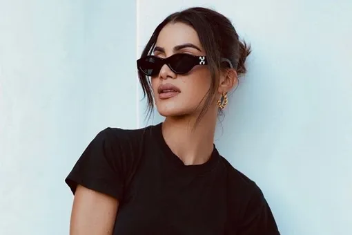 Casual и гламур: Камила Коэльо надела базовую футболку с блестящей юбкой Casual и гламур: Камила Коэльо надела базовую футболку с блестящей юбкой