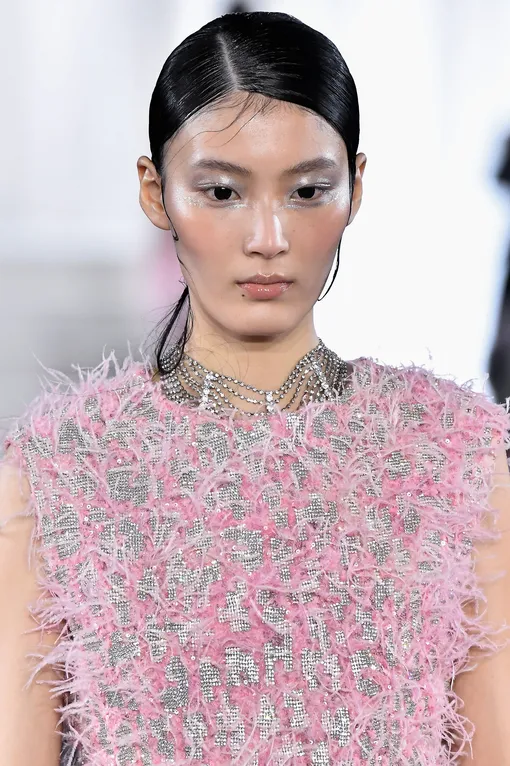 Кутюрная коллекция Celia Kritharioti, весна/лето 2026 Трендовые укладки с боковым пробором на 2026-й