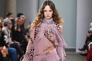 Куртки с мехом, топы-бабочки и прозрачные блузы: Blumarine собрали все трендовые вещи в стиле бохо в одной коллекции Куртки с мехом, топы-бабочки и прозрачные блузы: Blumarine собрали все трендовые вещи в стиле бохо в одной коллекции