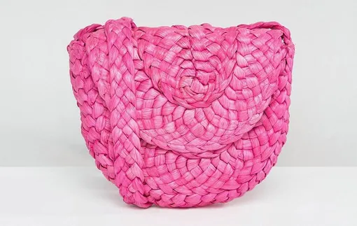 Маленькая плетеная сумка на ременшке-косичке, Glamorous, 853 руб. (на сайте Asos — с учетом скидки)