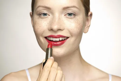 Вы можете увеличить губы в домашних условиях с помощью макияжа