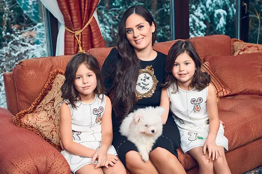 На Наталии: платье, Dolce & Gabbana; туфли, Christian Louboutin. На Лизе: платье, Dolce & Gabbana; балетки, il Gufo. На Насте: платье, Dolce & Gabbana; балетки, il Gufo На Наталии: платье, Dolce & Gabbana; туфли, Christian Louboutin. На Лизе: платье, Dolce & Gabbana; балетки, il Gufo. На Насте: платье, Dolce & Gabbana; балетки, il Gufo