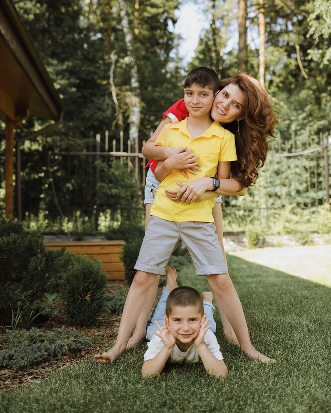Ирина Акопян с детьми