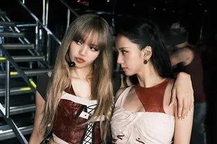 Лиса из Blackpink показывает самый необычный френч, какой мы только видели Лиса из Blackpink показывает самый необычный френч, какой мы только видели