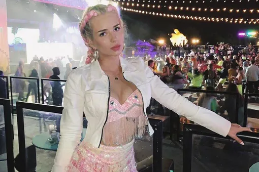 Лотти Мосс в топе и мини-шортах повеселилась на Coachella